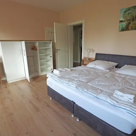 Seeufer Villa - B